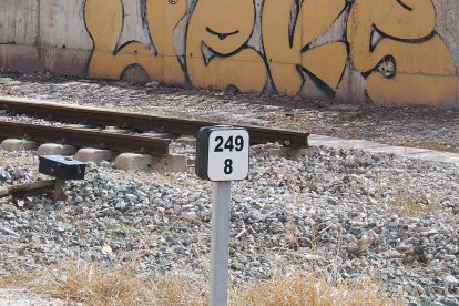 Las señales ferroviarias con la antigua vía detrás.