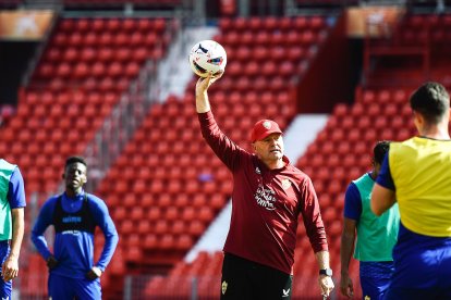 Balón en alto para dar comienzo a los ejercicios.