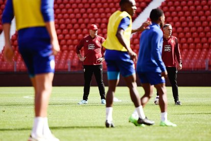Con su gorra y pendiente de cada movimiento.
