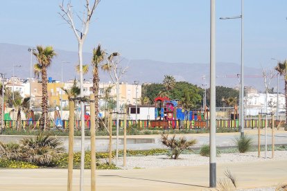 Parques y jardines junto a la Avenida Cabo de Gata pegados al mar.