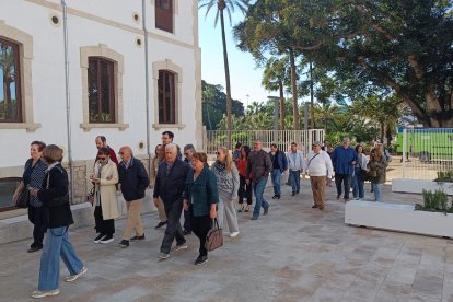 Primer grupo de visitantes esperando su turno para poder entrar al MUREC.