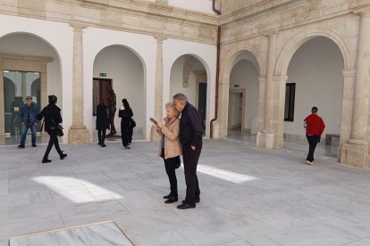 Leyendo el folleto de información antes de adentrarse en las galerías.