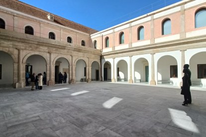 El claustro interior da la bienvenida a los visitantes.