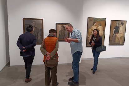 Algunos amantes a las Bellas Artes reconocieron al maestro Antonio López, quien se encontraba visitando el MUREC con su familia y amigos.