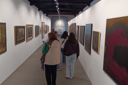 La sala 8 expone varias obras de autores abstractos y surrealistas.