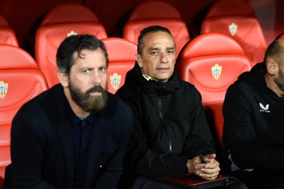 José Luis Oltra junto a Quique Sánchez Flores.