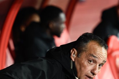 Asomado para no perder detalle.