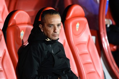 Mirada con nostálgia en el campo del Almería.