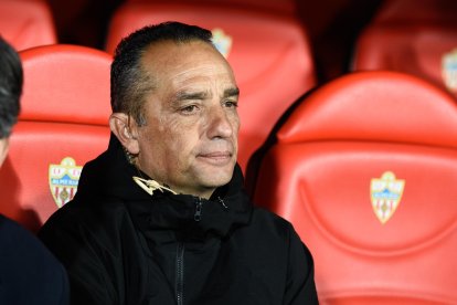 Reflexivo leyendo el partido.