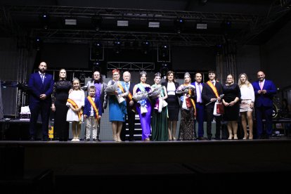 Foto de familia de autoridades y reinas y reyes de las fiestas 2024.