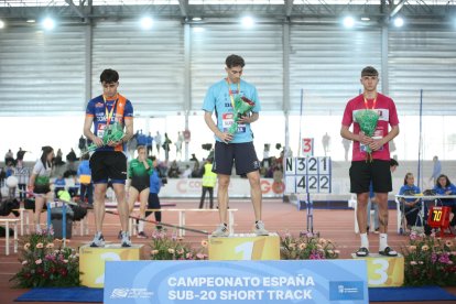 En el podio emocionado después de hacer historia a nivel nacional. 