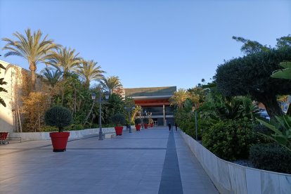 Un centro comercial entre palmeras.