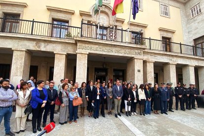 Minuto de silencio en la Subdelegación del Gobierno.