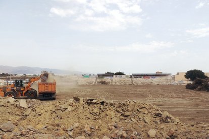 Las máquinas retirando el escombro con la mítica tribuna del 'Matías Pérez' resistiendo al fondo.