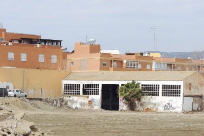La vieja nave del fondo también será demolida en estos días.