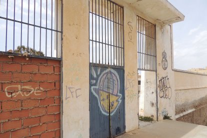 La vieja entrada con dos de las tres puertas cerradas.