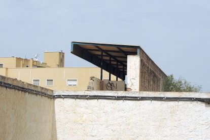 El techo de metal que aún resiste.