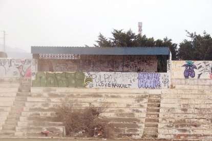 Las escaleras y la vieja entrada a los vestuarios.
