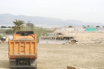 Los camiones listos para llevarse todo el material.