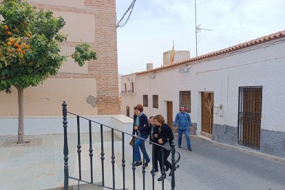 Llegada de vecinos para la misa.