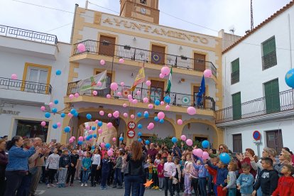 Los niños del Colegio Joaquín Tena Sicilita de Abla lanzaron globos en memoria de Elisa y Larisa.