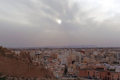 Vista general de Almería con la calima entrando por la zona del Levante tapando el sol.