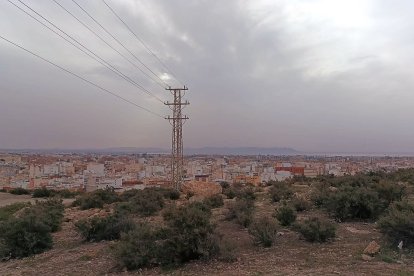 Así amanecía Almería con la calima haciendo acto de presencia.