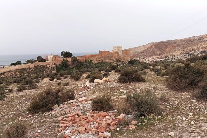 Con la Alcazaba siempre presidiendo la ciudad.
