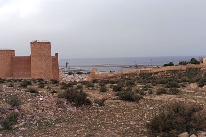 El Puerto de Almería y al fondo el Mar Mediterráneo.