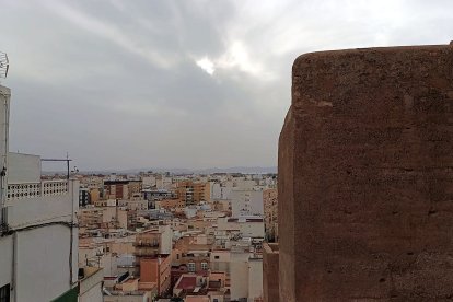 La ciudad despertaba con la calima de protagonista.