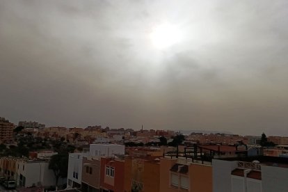 La tierra que llega desde el desierto de África irrumpe en Almería.