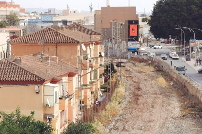 Las vías ya han sido retiradas junto a las antiguas casas del ferrocarril.