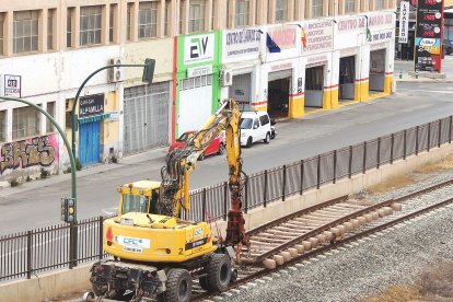 Una máquina circulando por los raíles retirando los trozos de carril y traviesas.
