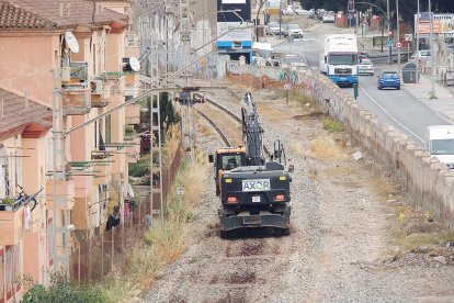 Avanzando hacia Los Molinos quitando las vías.