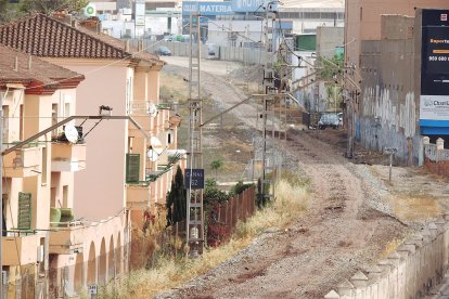 Este viernes solo quedaban los postes de la catenaria.