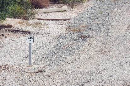 Señalización y balasto ya sin carriles ni traviesas.