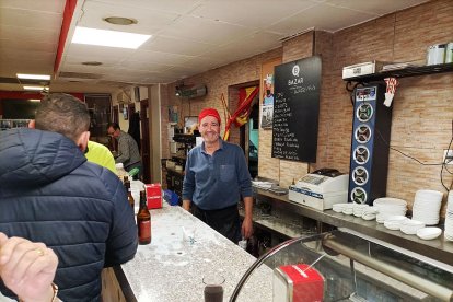 Kempes siempre atento a sus fieles peñistas.