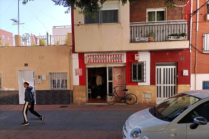 La puerta del bar son sello rojiblanco.