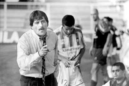 Dando instrucciones a su banquillo.