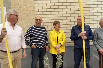 Ismael Torres conversa con vecinos de La Fuensanta.