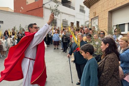 El párroco Juan Carlos Morales bendice a los asistentes.