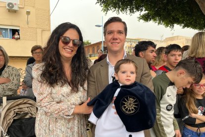 Juan Jesús Lara, de CASI, con su familia. El pequeño, vestido de túnica blanca y capa azul marino de terciopelo a las puertas de San Isidro.