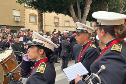 Detalle de algunos integrantes de la Banda de Cornetas y Tambores Nuestra Señora de la Caridad de Vélez Málaga minutos antes del comienzo.