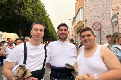 Un grupo de costaleros posa sonriente antes del inicio de la procesión.