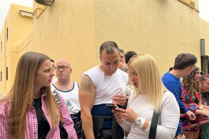 Charlas previas al inicio de la procesión por las calles del centro de Almería. Los asistentes, muy atentos a la previsión meteorológica.