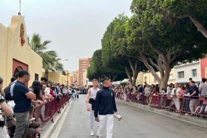 Decenas de personas congregadas a las puestrss de la Parroquia de San Isidro, minutos antes del comienzo de la procesión.