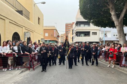 Imagen general de la Banda de Tambores y Cornetas de la Virgen de la Caridad de Vélez Málaga antes de la salida del Misterio.