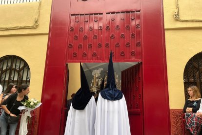 Momento de la apertura de puertas de la Parroquia de San Isidro. Al fondo, imagen del Misterio.