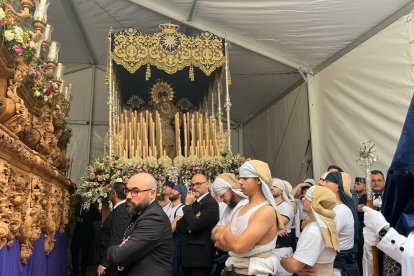 Salida del Misterio de Nuestro Padre Jesús de las Penas. Al fondo, María Santísima de la Estrella.