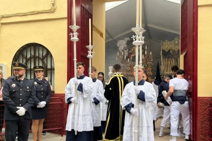Salida de la procesión. Al fondo, las imágenes de Nuestro Padre Jesús de las Penas y María Santísima de la Estrella.